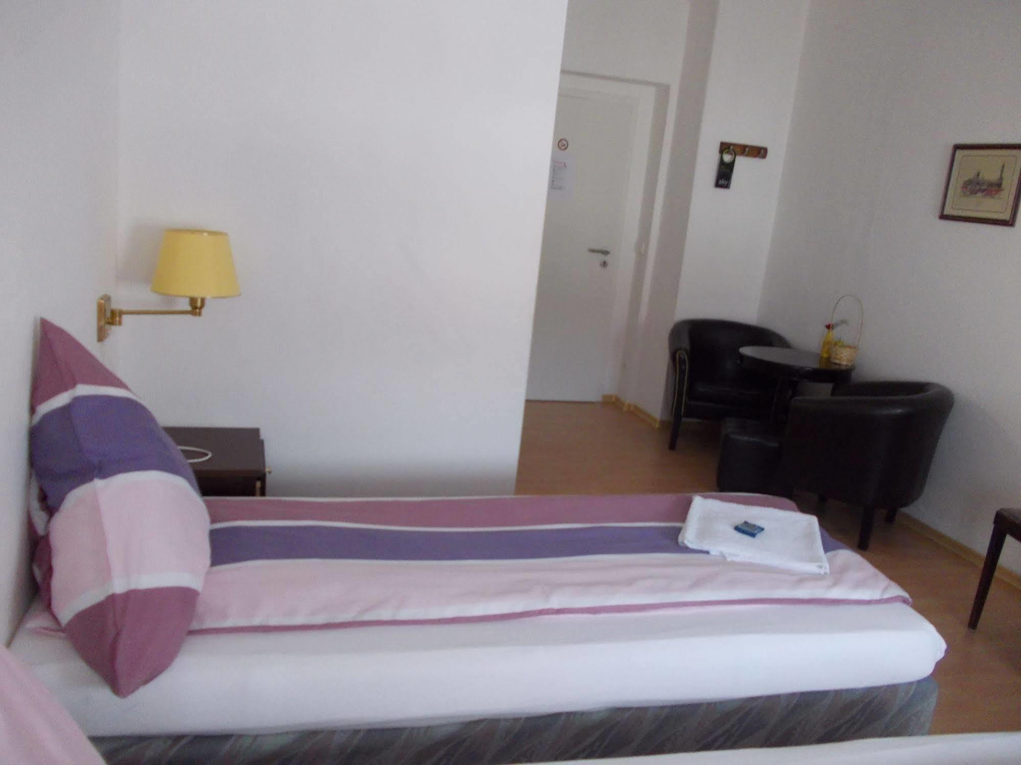 פסאו Hotel Im Bahnhof מראה חיצוני תמונה
