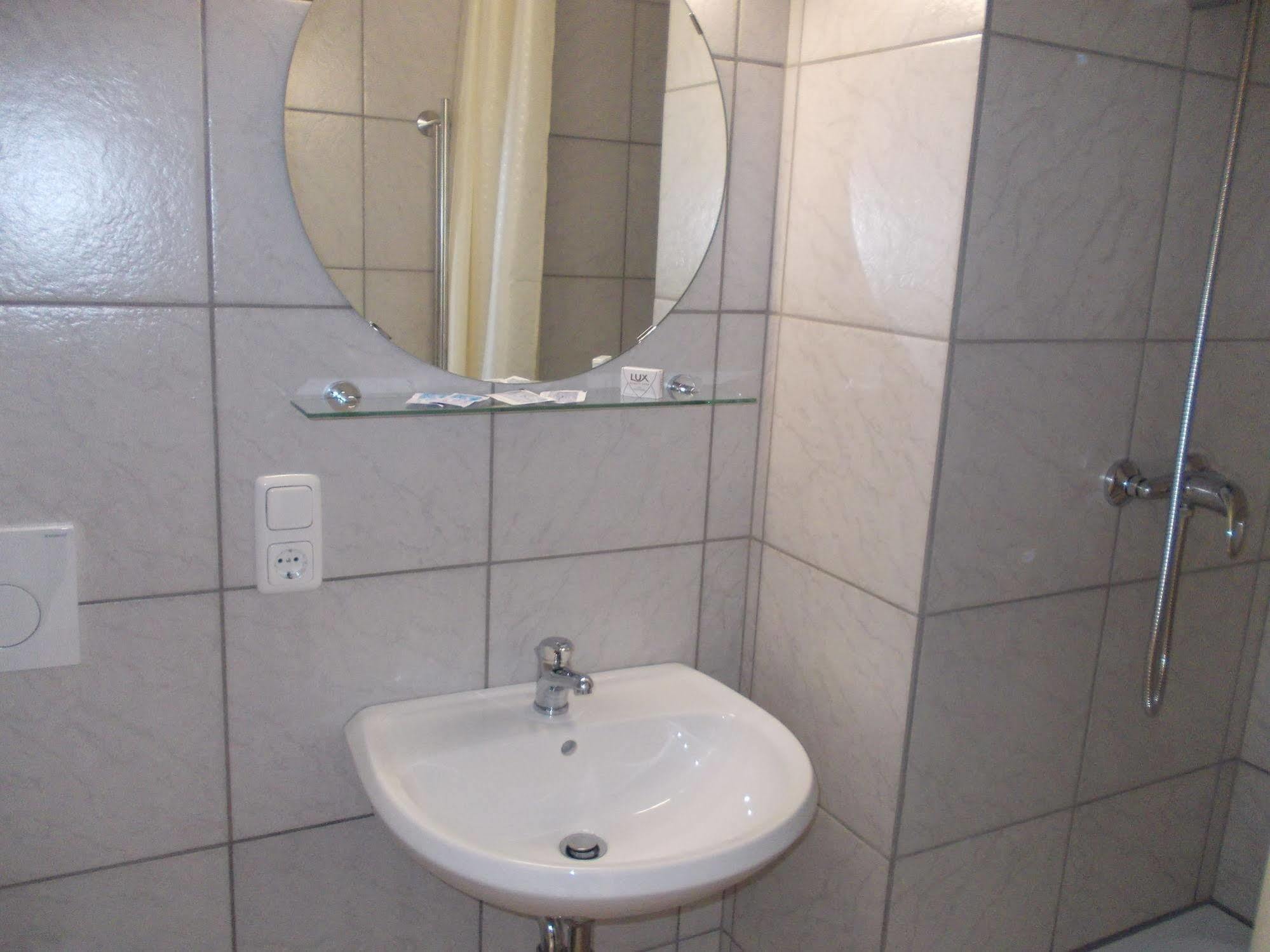 פסאו Hotel Im Bahnhof מראה חיצוני תמונה