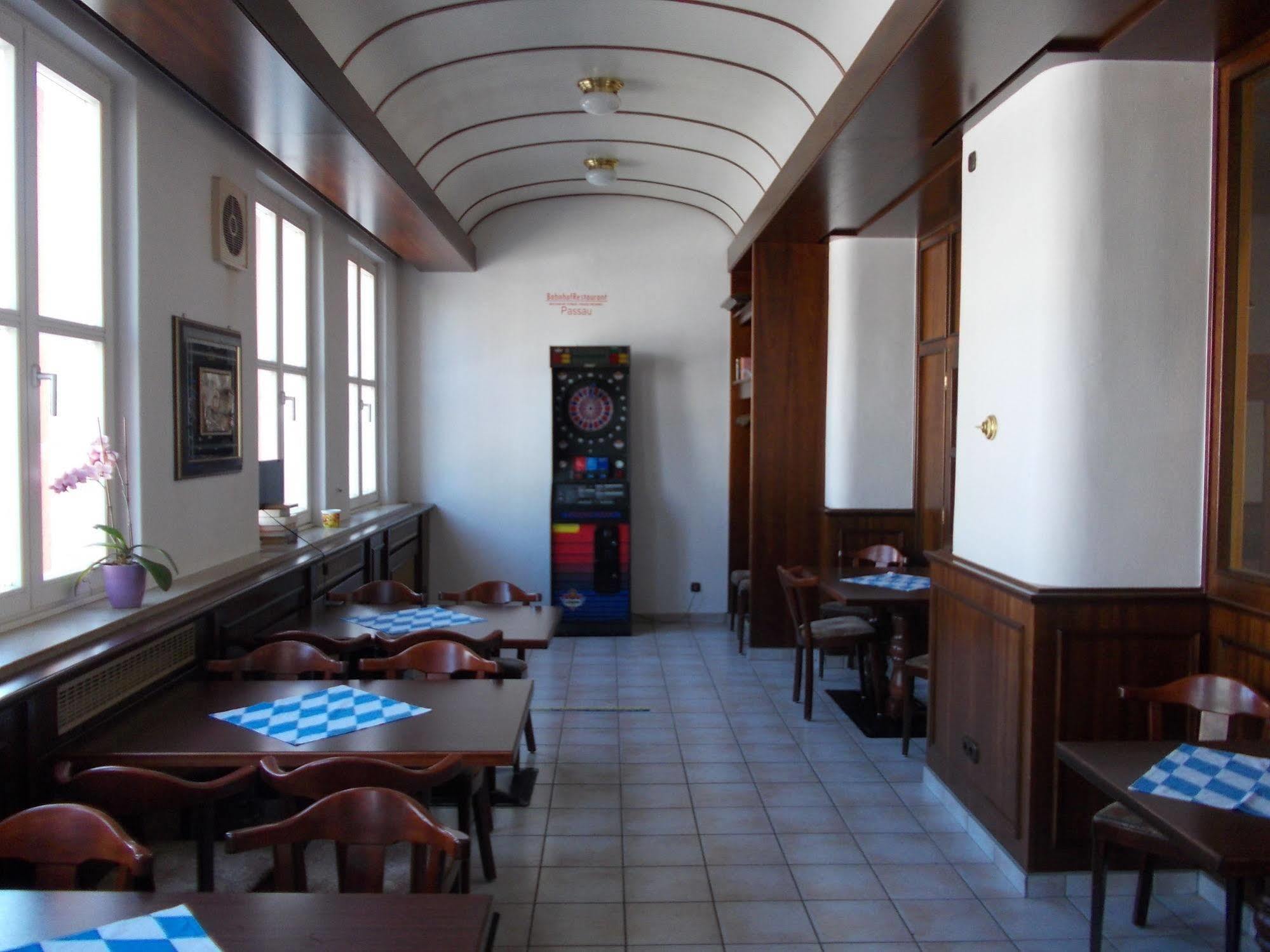 פסאו Hotel Im Bahnhof מראה חיצוני תמונה