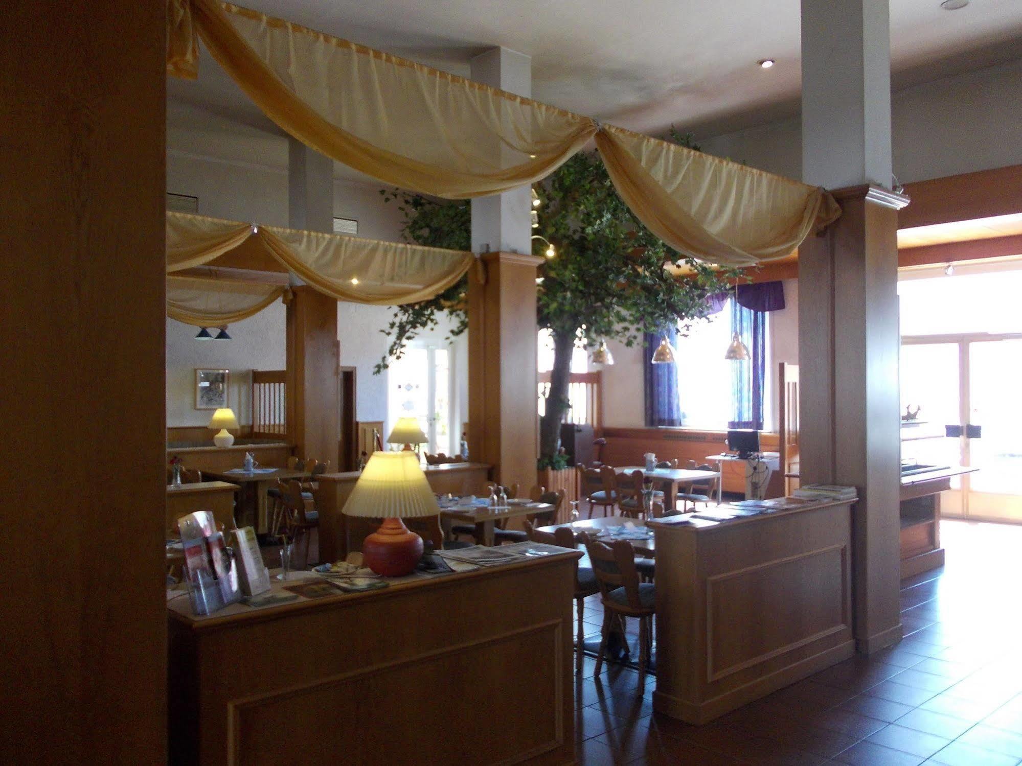 פסאו Hotel Im Bahnhof מראה חיצוני תמונה